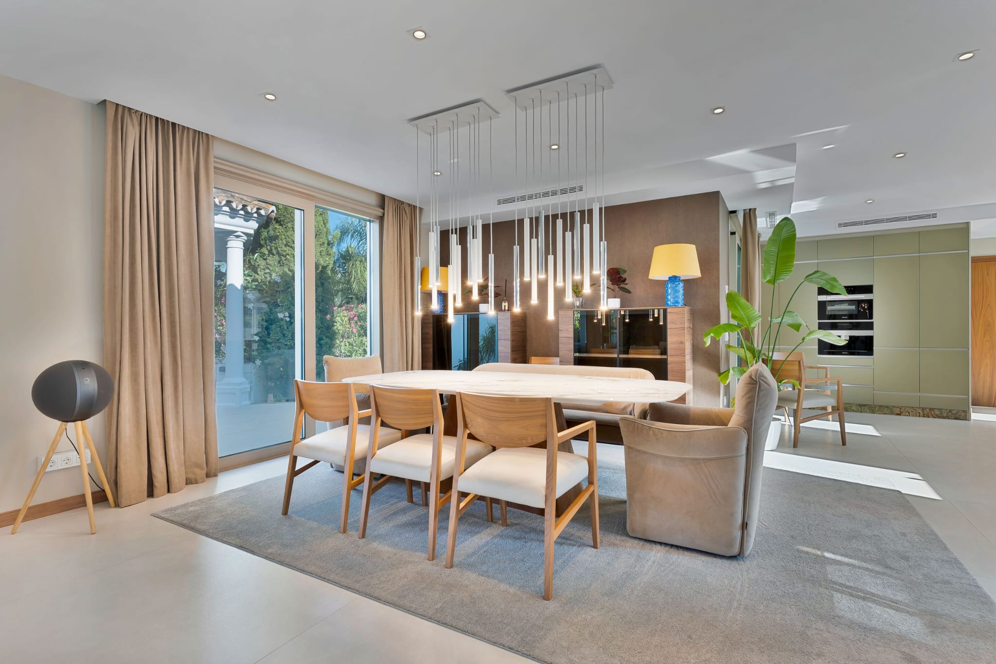 Dining room with open-plan kitchen at Villa Magnolia